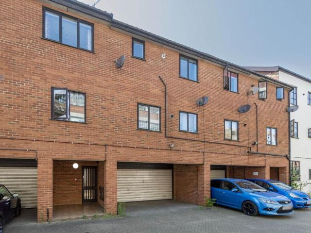 Flat for sale in Heigham Grove, East Bank