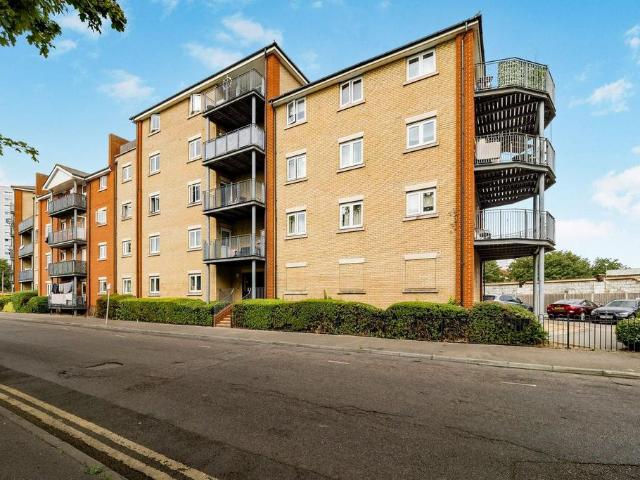 Flat for sale in Grays, Essex