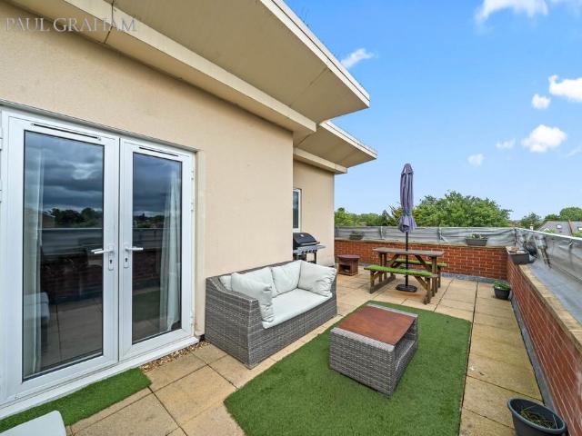 Flat for sale in Woodcote Green, Greater London