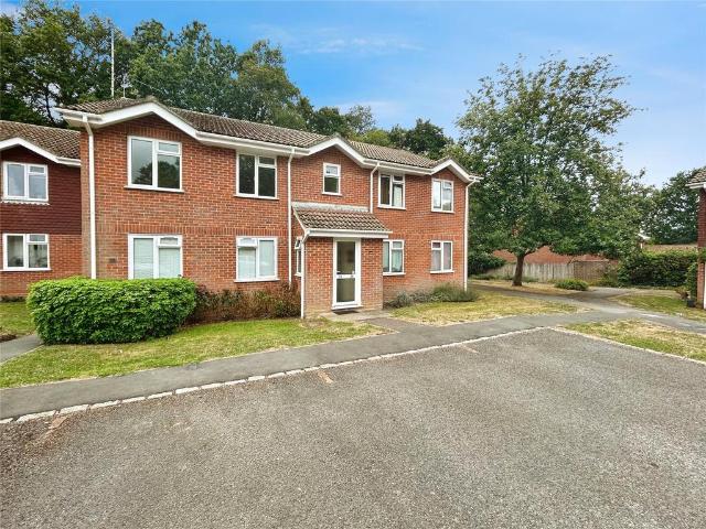 Flat for sale in Hart, Hampshire
