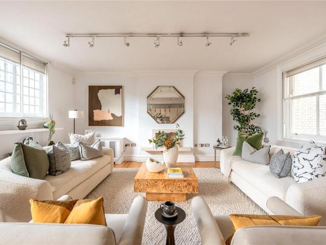Flat for sale in Holborn, Greater London