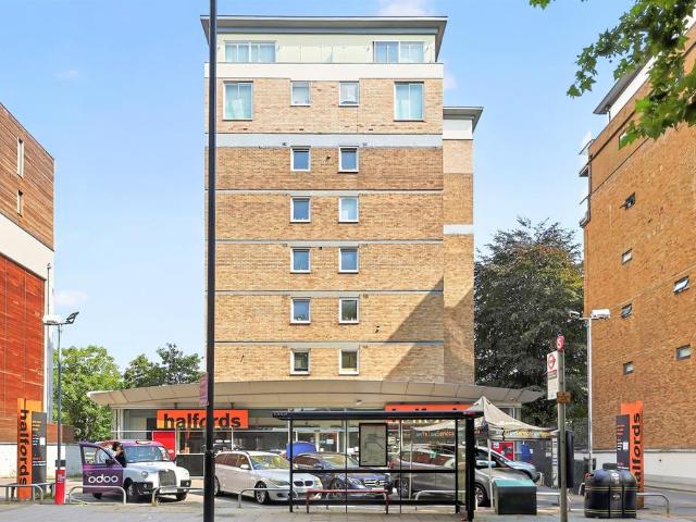 Flat for sale in London Borough of Hounslow, Greater London