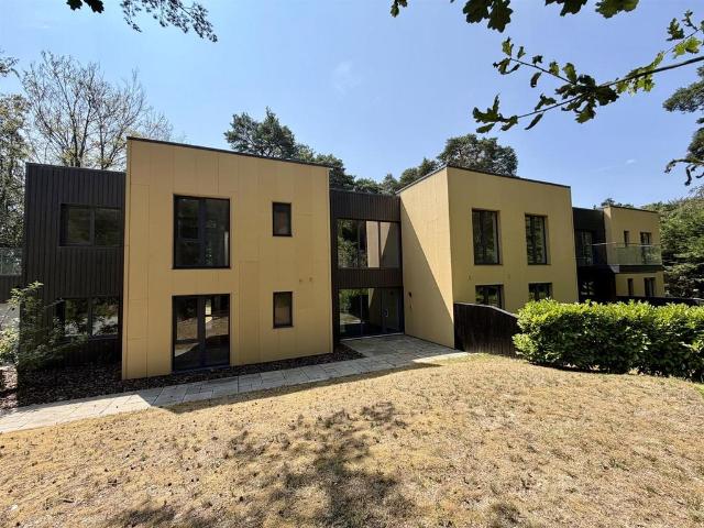 Flat for sale in Heol-las, Surrey