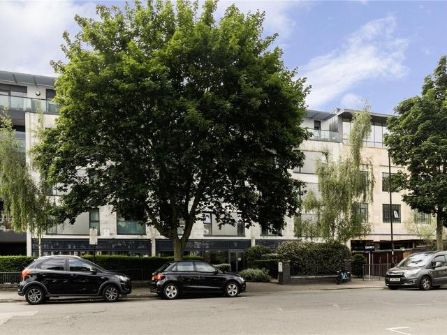 Flat for sale in Highbury, Greater London