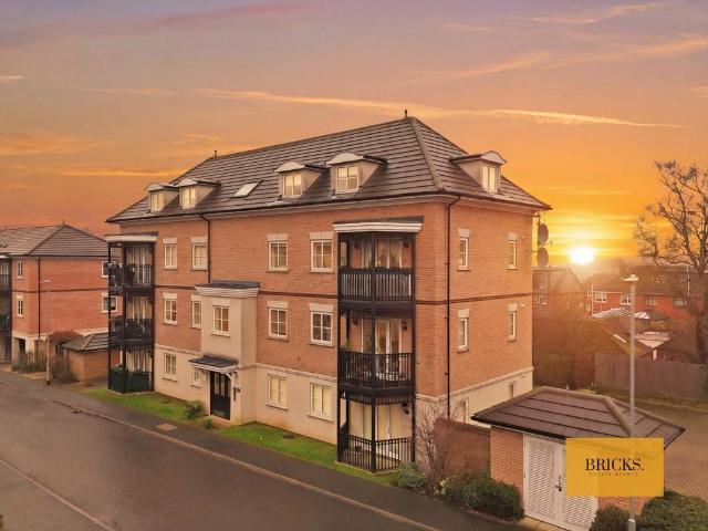 Flat for sale in Ivy Chimneys, Epping