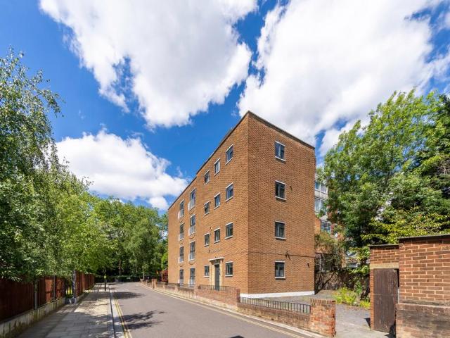 Flat for sale in Highbury, Greater London
