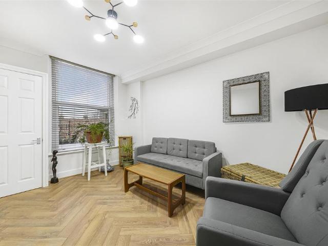 Flat for sale in Chingford, Greater London