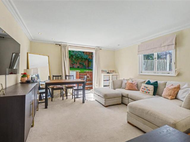 Flat for sale in Wandsworth, Greater London