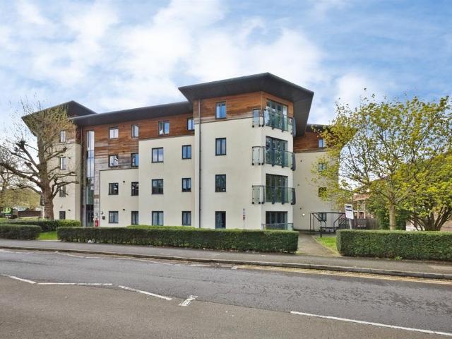 Flat for sale in Yeovil, Somerset