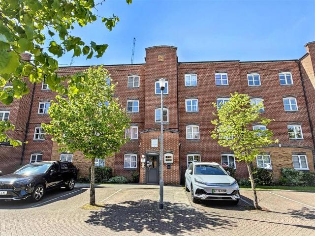 Flat for sale in Stratford Marsh, Greater London