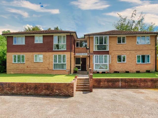 Flat for sale in Totteridge, Buckinghamshire