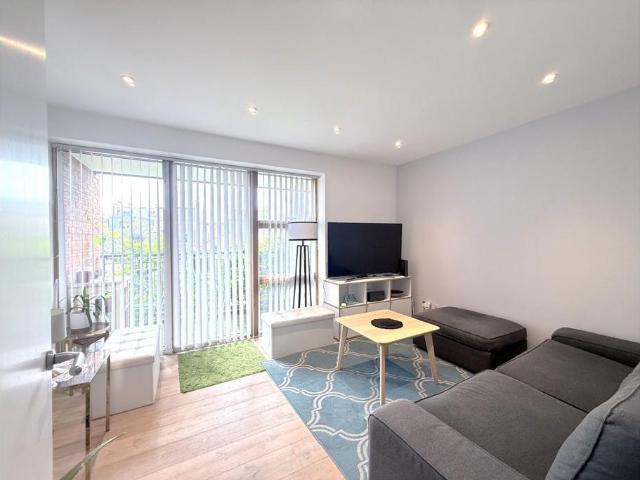 Flat for sale in Stoke Newington, Greater London