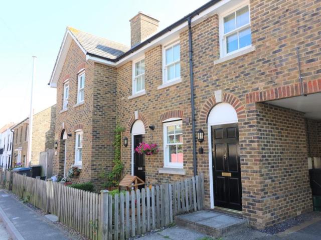 Flat for sale in Sandwich, Ash