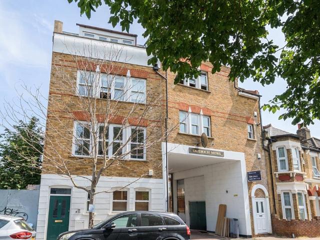 Flat for sale in East Dulwich, Greater London