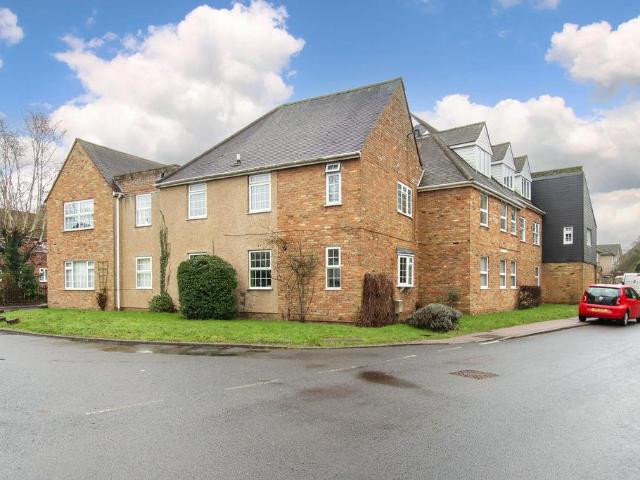 Flat for sale in Wilstone, Pouchen End