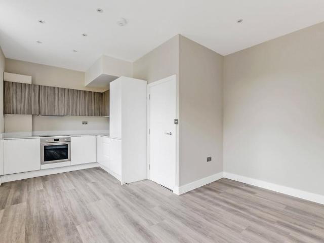 Flat for sale in Cricklewood, Greater London