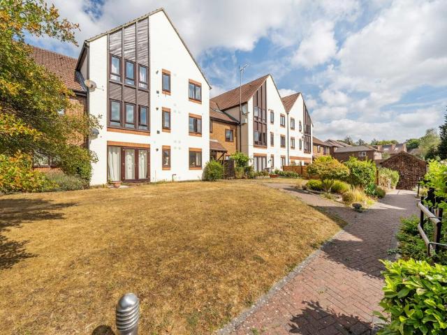 Flat for sale in Camelsdale, Waverley