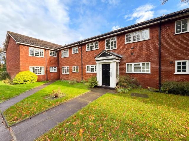 Flat for sale in Sale, Trafford
