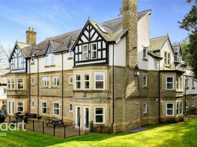 Flat for sale in Oakwood, West Yorkshire