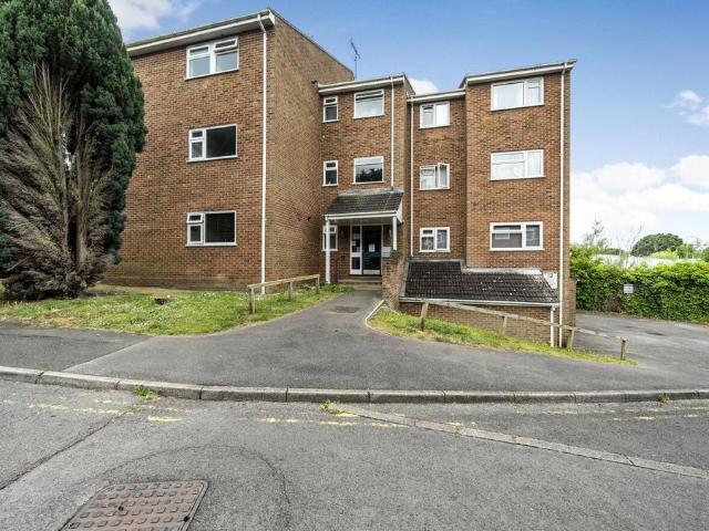 Flat for sale in Emmbrook, Wokingham