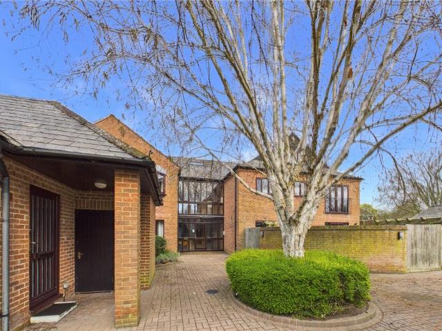 Flat for sale in Berrick Salome, Oxfordshire