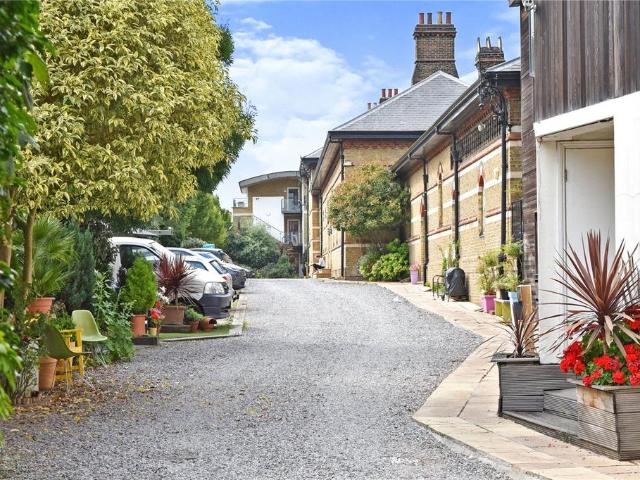 Flat for sale in Clapham, Greater London