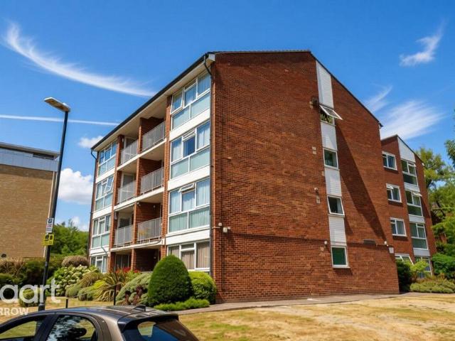 Flat for sale in Little Stanmore, Greater London