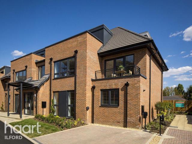 Flat for sale in Newbury Park, Greater London