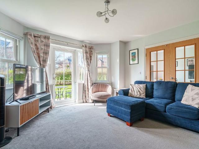 Flat for sale in Manor Park, Epsom