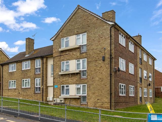 Flat for sale in Oakmere, Potters Bar