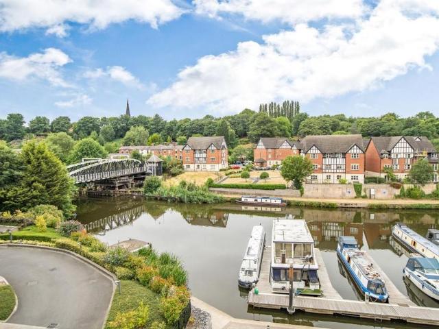 Flat for sale in Castle, Leftwich