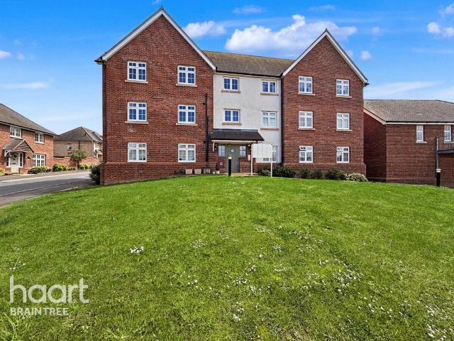 Flat for sale in Chipping Hill, Essex