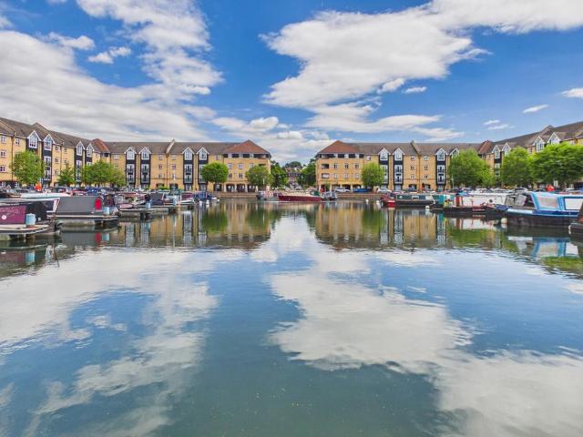 Flat for sale in Pouchen End, Hertfordshire