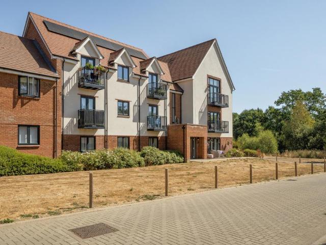 Flat for sale in Finchampstead