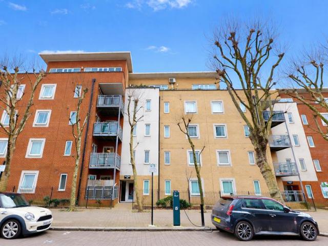 Flat for sale in Leytonstone, Greater London