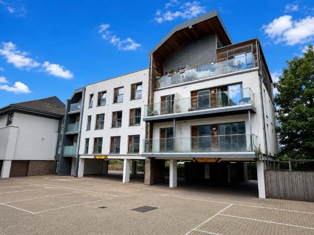 Flat for sale in Roffey, Horsham