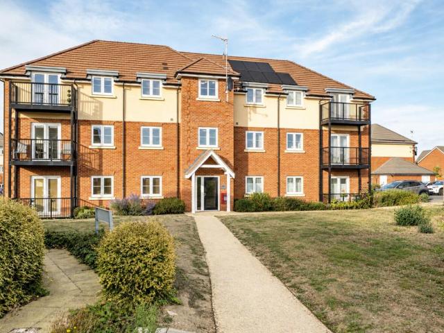 Flat for sale in Emmbrook, Wokingham