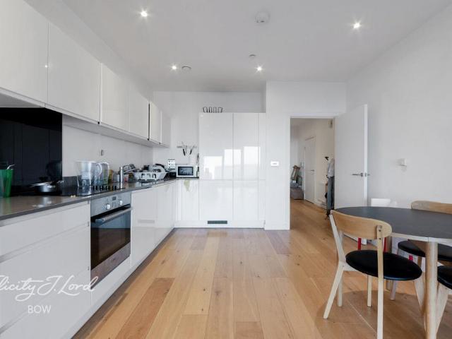 Flat for sale in Bromley-by-Bow, Poplar Grove