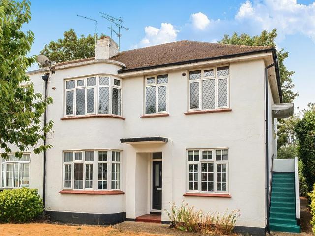 Flat for sale in Elmbridge, Surrey