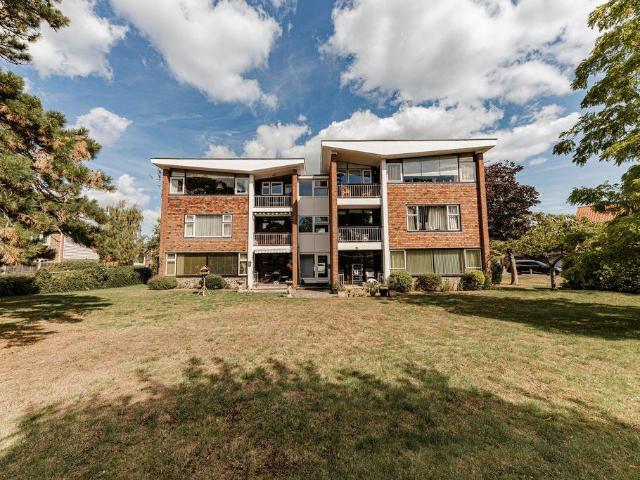 Flat for sale in Sandwich, Ash