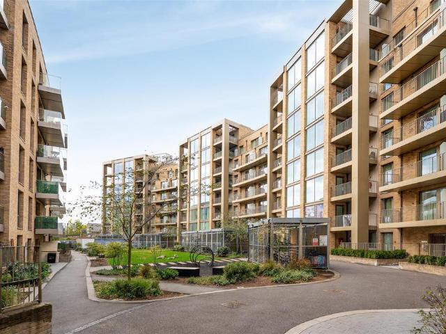Flat for sale in Yiewsley, Greater London