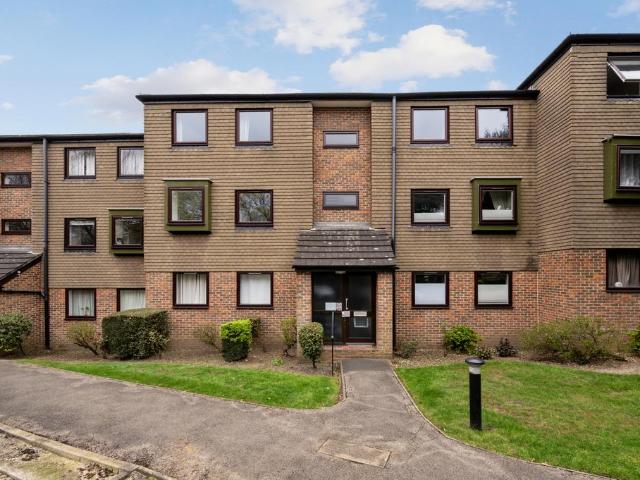 Flat for sale in London Borough of Merton, Raynes Park