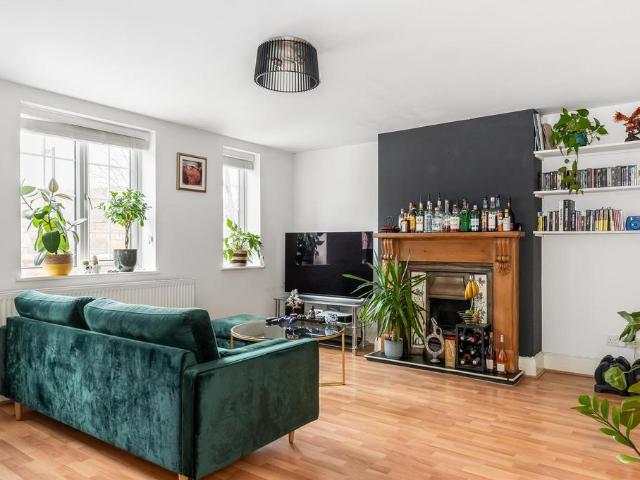 Flat for sale in London Borough of Croydon, Purley