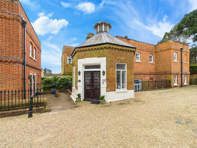 Flat for sale in Sanderstead, Sanderstead