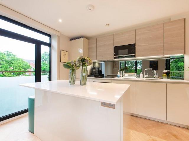 Flat for sale in Woodside Park, Cat Hill