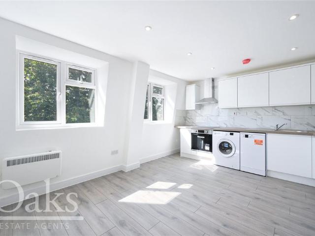 Flat for sale in Streatham, Greater London