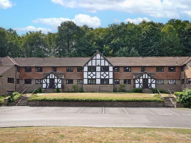 Flat for sale in Old Dean, Heol-las