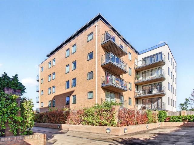 Flat for sale in Easthampstead, Bracknell