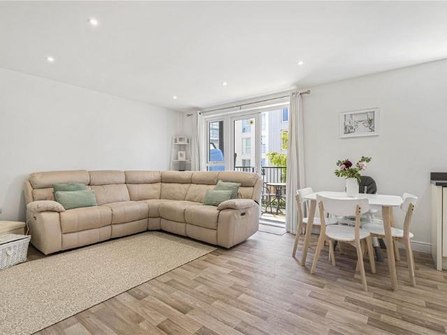 Flat for sale in Bleriot Gate, Runnymede