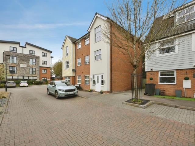 Flat for sale in Kings Hill, Colliers End